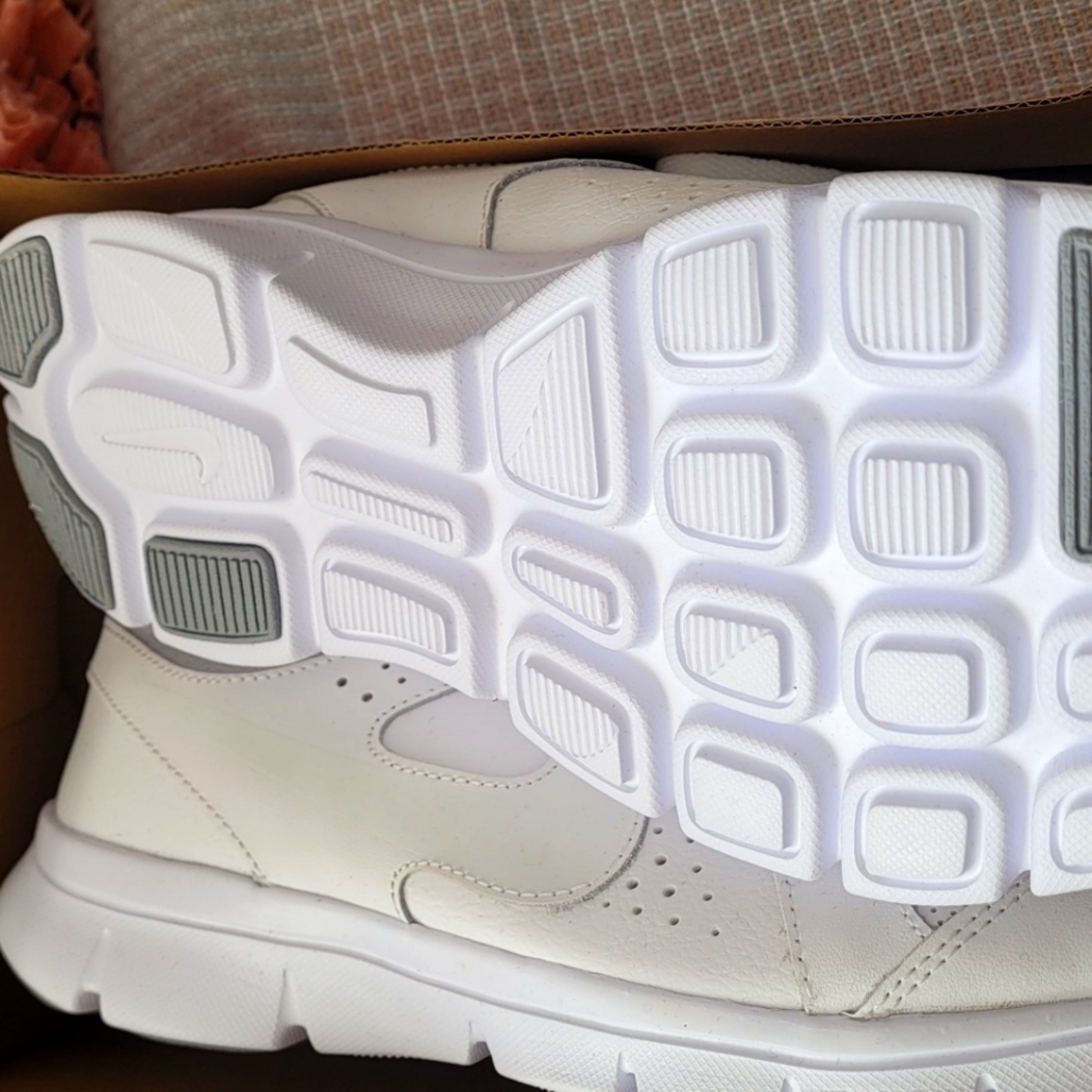 Nike sneakers  youth size 7.5 fits women's 8